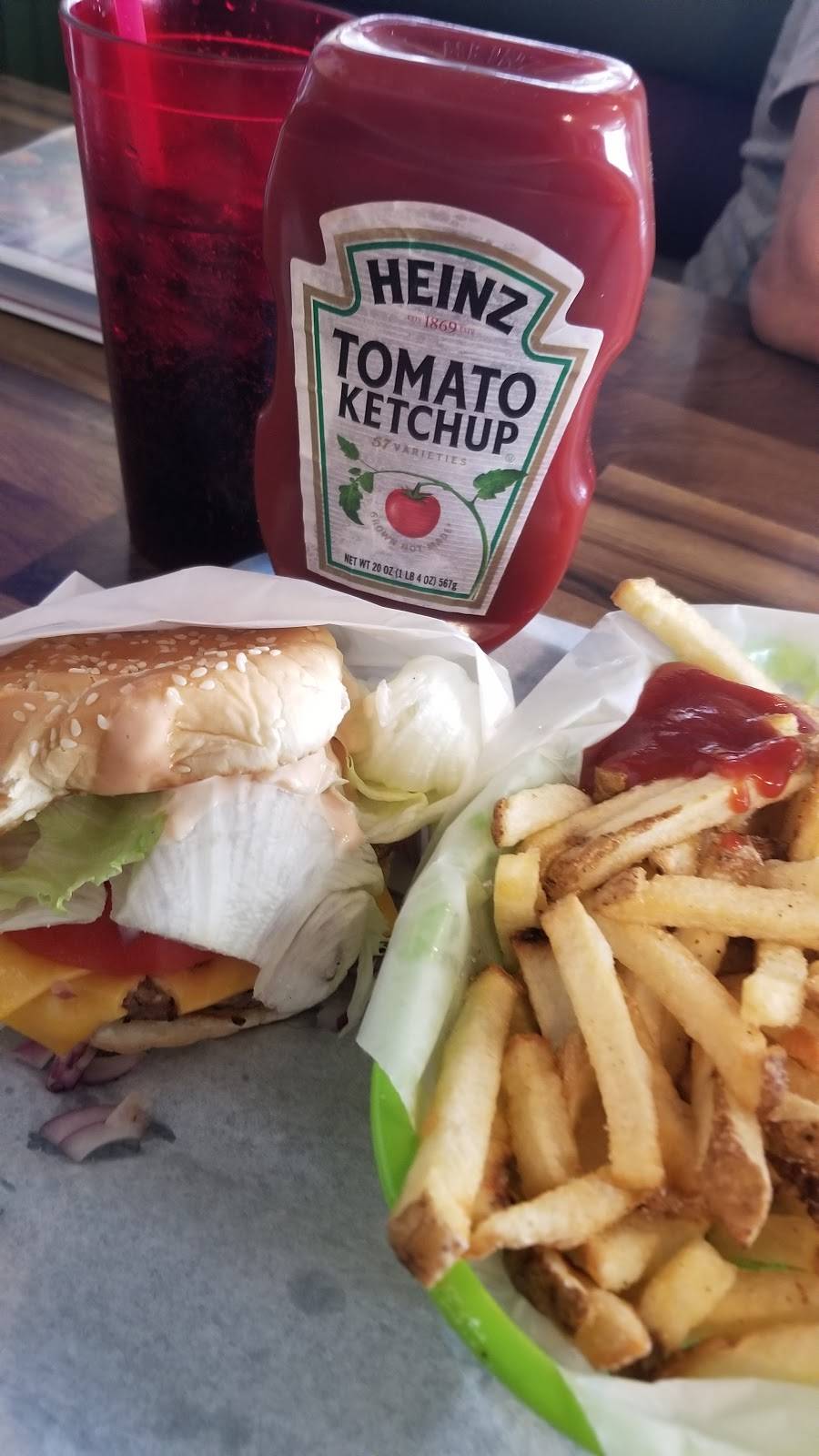 Maxwells Burgers Fresh Salads | restaurant | 17772 Wika Rd, Apple Valley, CA 92307, USA | 7602425504 OR +1 760-242-5504