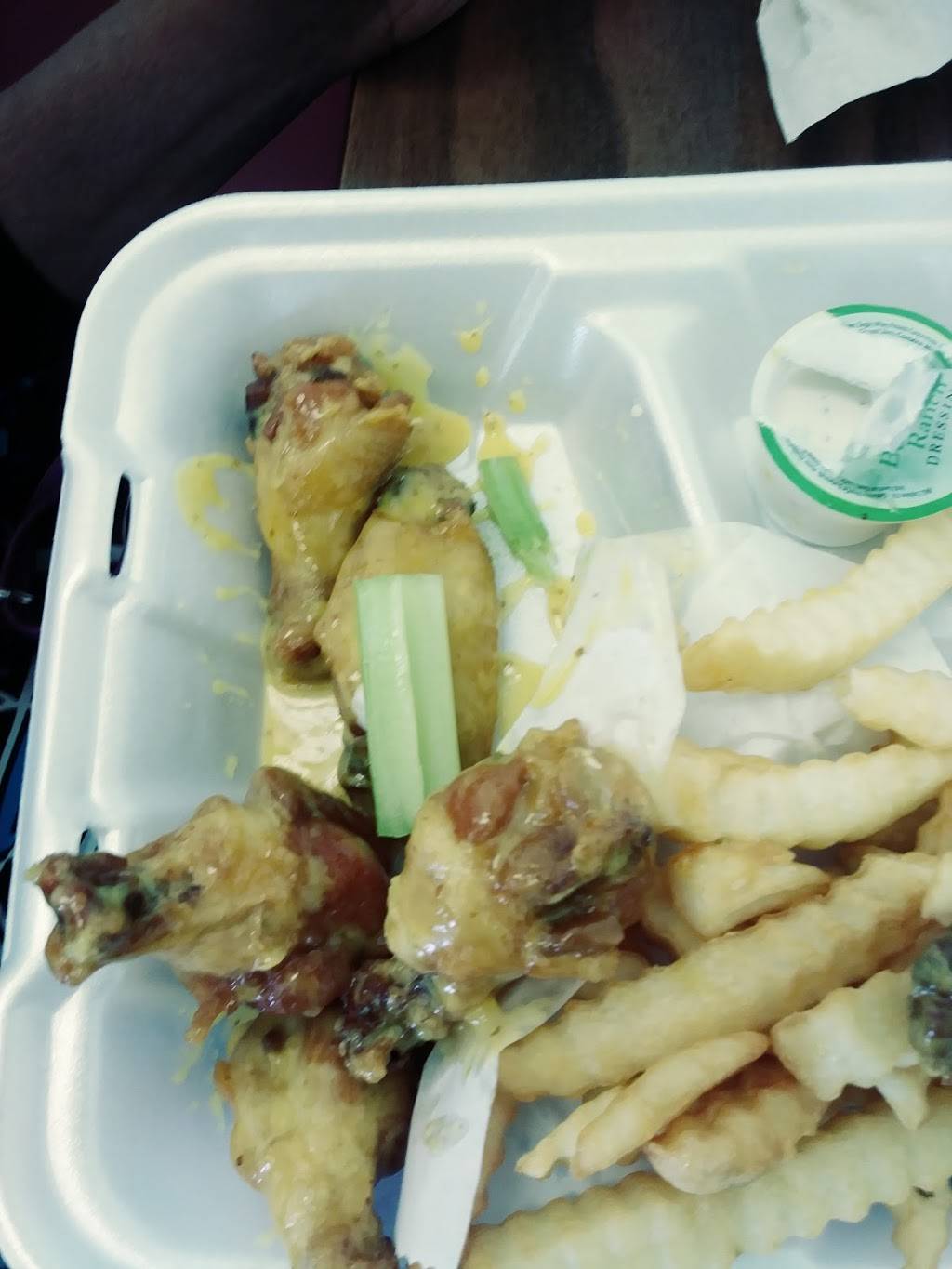 Wild Wings Station | restaurant | 7190 Winchester Rd, Memphis, TN 38125, USA | 9012493705 OR +1 901-249-3705