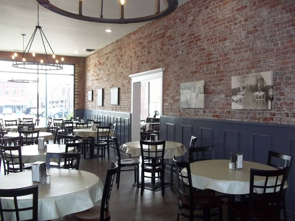 Breeces Cafe | cafe | 111 S Public Square, Centerville, TN 37033, USA | 9317293481 OR +1 931-729-3481