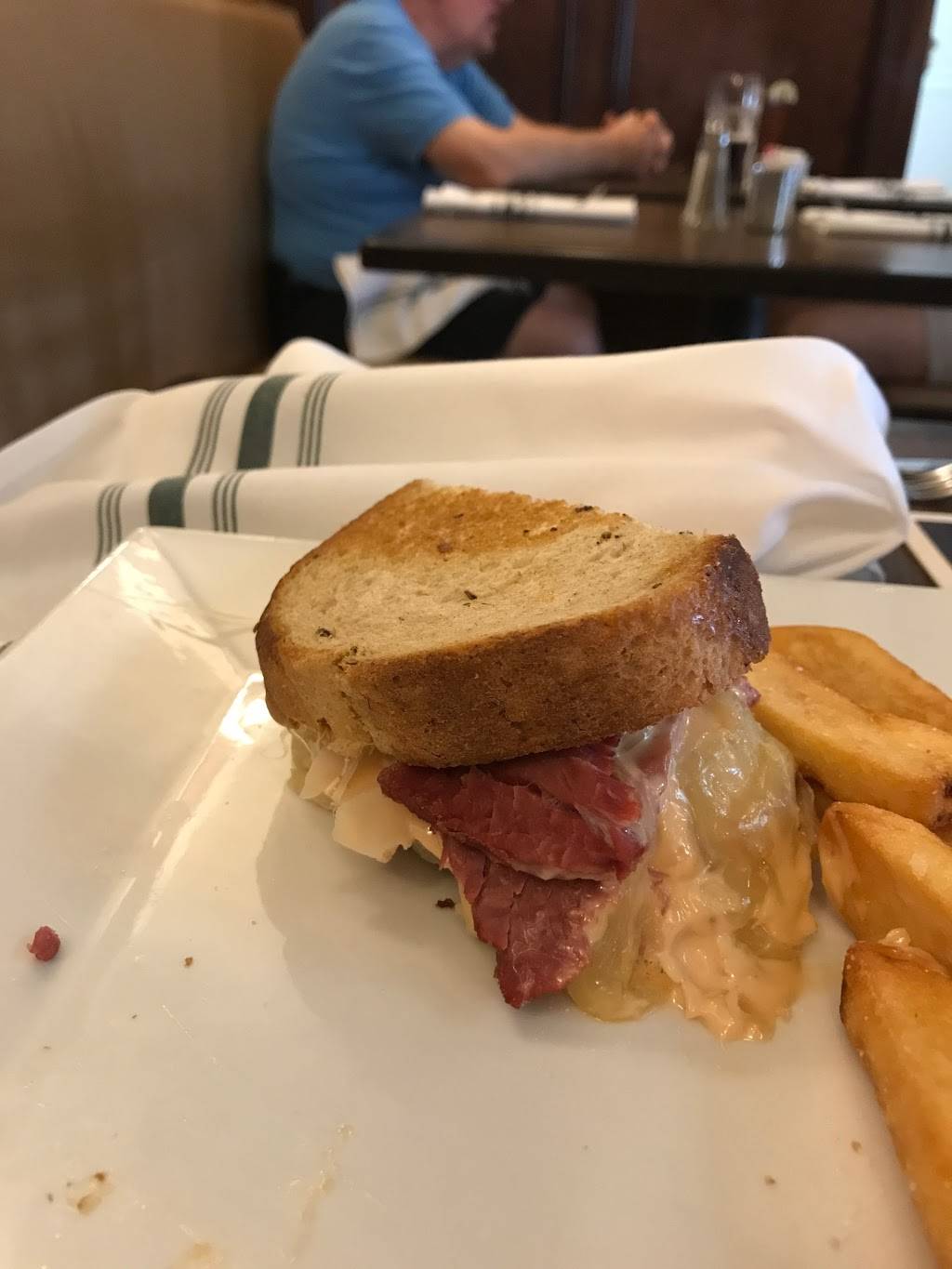 Carneys Irish Pub And Restaurant | restaurant | 136 Broadway, Amityville, NY 11701, USA | 6314644445 OR +1 631-464-4445