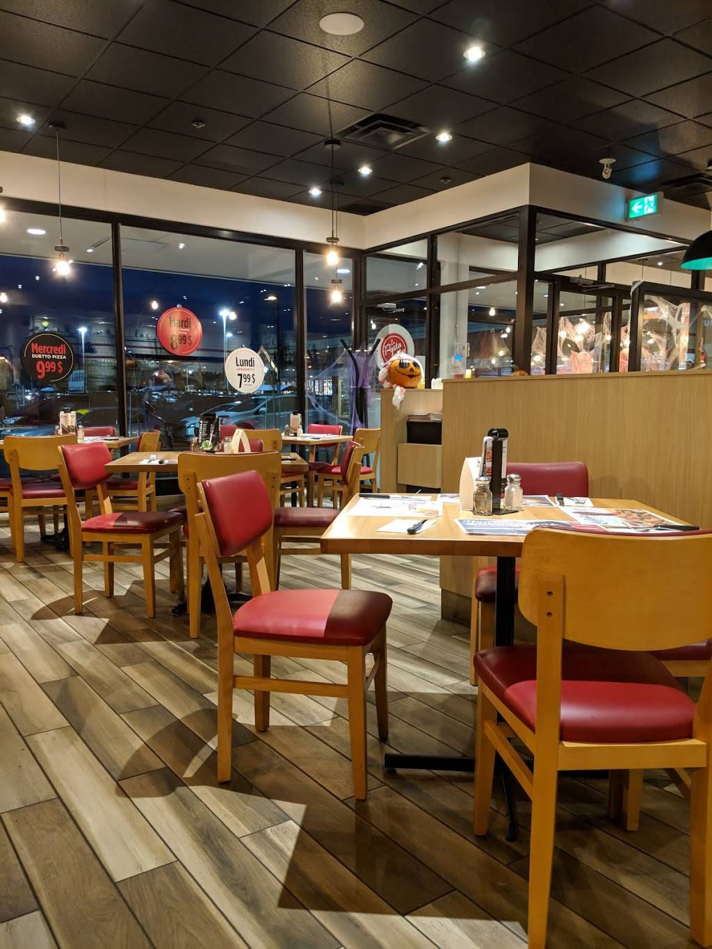 Mikes | restaurant | 1311 Rue Roberval, Saint-Bruno-de-Montarville, QC J3V 5J1, Canada | 4506531516 OR +1 450-653-1516