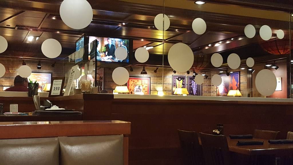 Houlihans | restaurant | Holiday Inn-Blue Ridge Shadows, 101 Hospitality Drive, Front Royal, VA 22630, USA | 5406313045 OR +1 540-631-3045