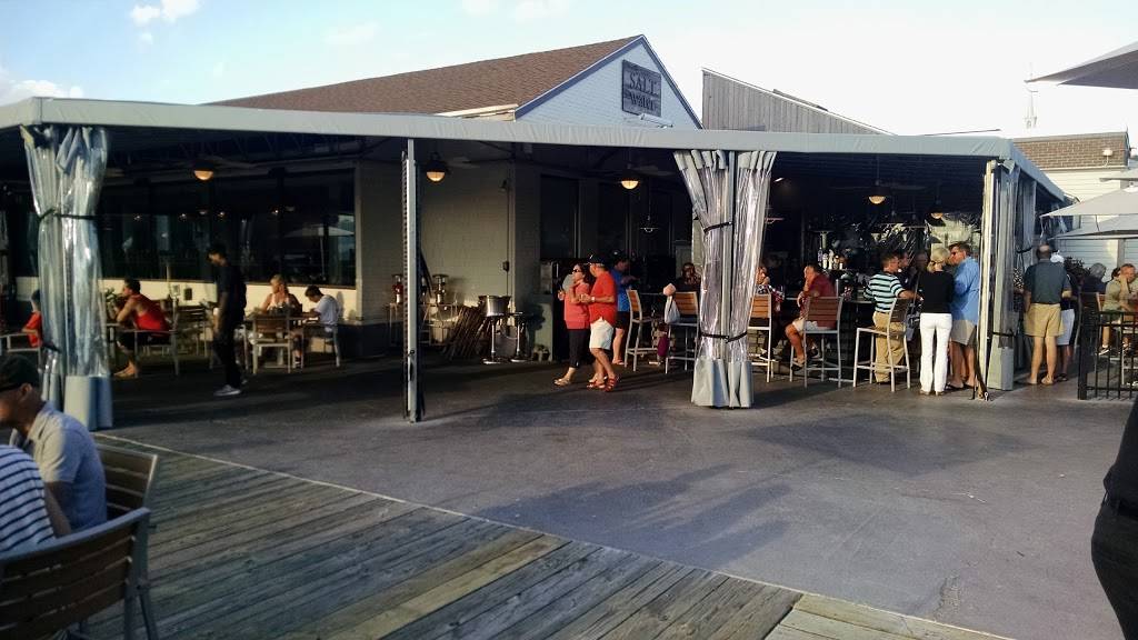 Salt Water Harborside Dining | restaurant | 49 Americas Cup Ave, Newport, RI 02840, USA | 4018483303 OR +1 401-848-3303