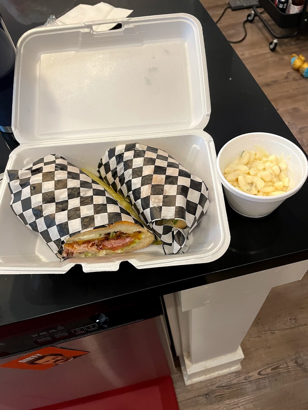 The Lunchbox Sandwich Shop | restaurant | 1306 Central Ave, Charlotte, NC 28205, USA | 9804987078 OR +1 980-498-7078