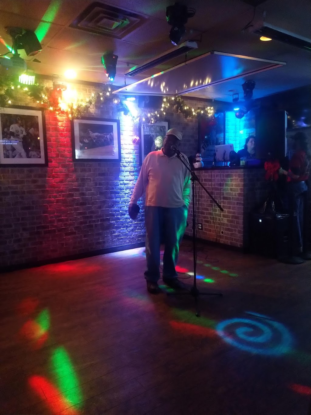 Sidelines Sports Bar | restaurant | 2006 W Jefferson St, Joliet, IL 60435, USA | 8157251579 OR +1 815-725-1579