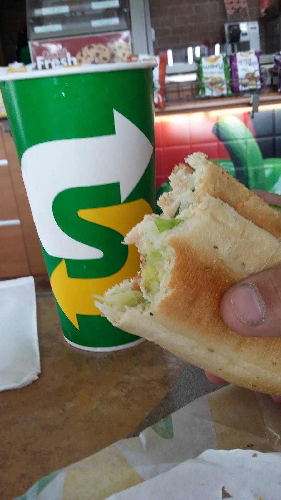 Subway | restaurant | 260 Shirland Ave, Beloit, WI 53511, USA | 6083659399 OR +1 608-365-9399