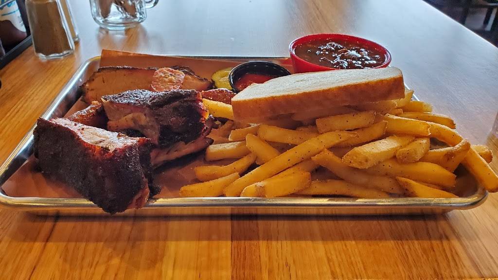 DOCs Madison Smokehouse | restaurant | 72 W Towne Mall, Madison, WI 53719, USA | 6088210439 OR +1 608-821-0439