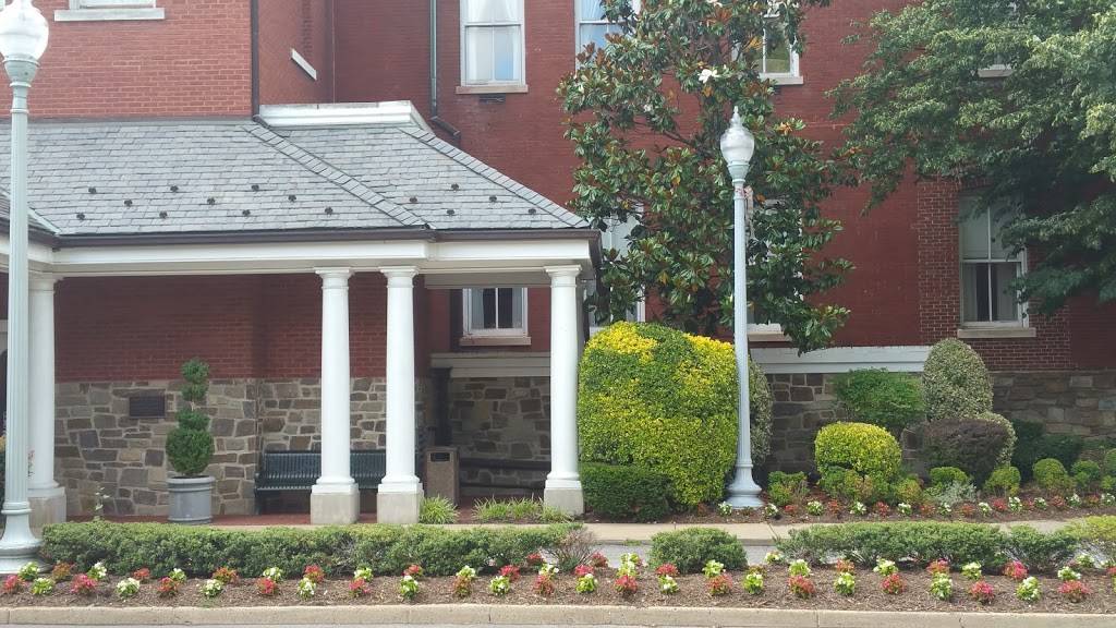 Patton Hall | restaurant | 214 Jackson Ave, Fort Myer, VA 22211, USA | 7035240200 OR +1 703-524-0200