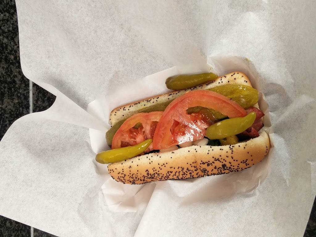The Wieners Circle | meal takeaway | 2622 N Clark St, Chicago, IL 60614, USA | 7734777444 OR +1 773-477-7444