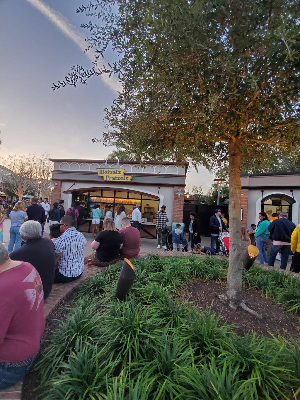 Wetzels Pretzels | restaurant | 1503 E Buena Vista Dr, Golden Oak, FL 32836, USA | 4075600871 OR +1 407-560-0871