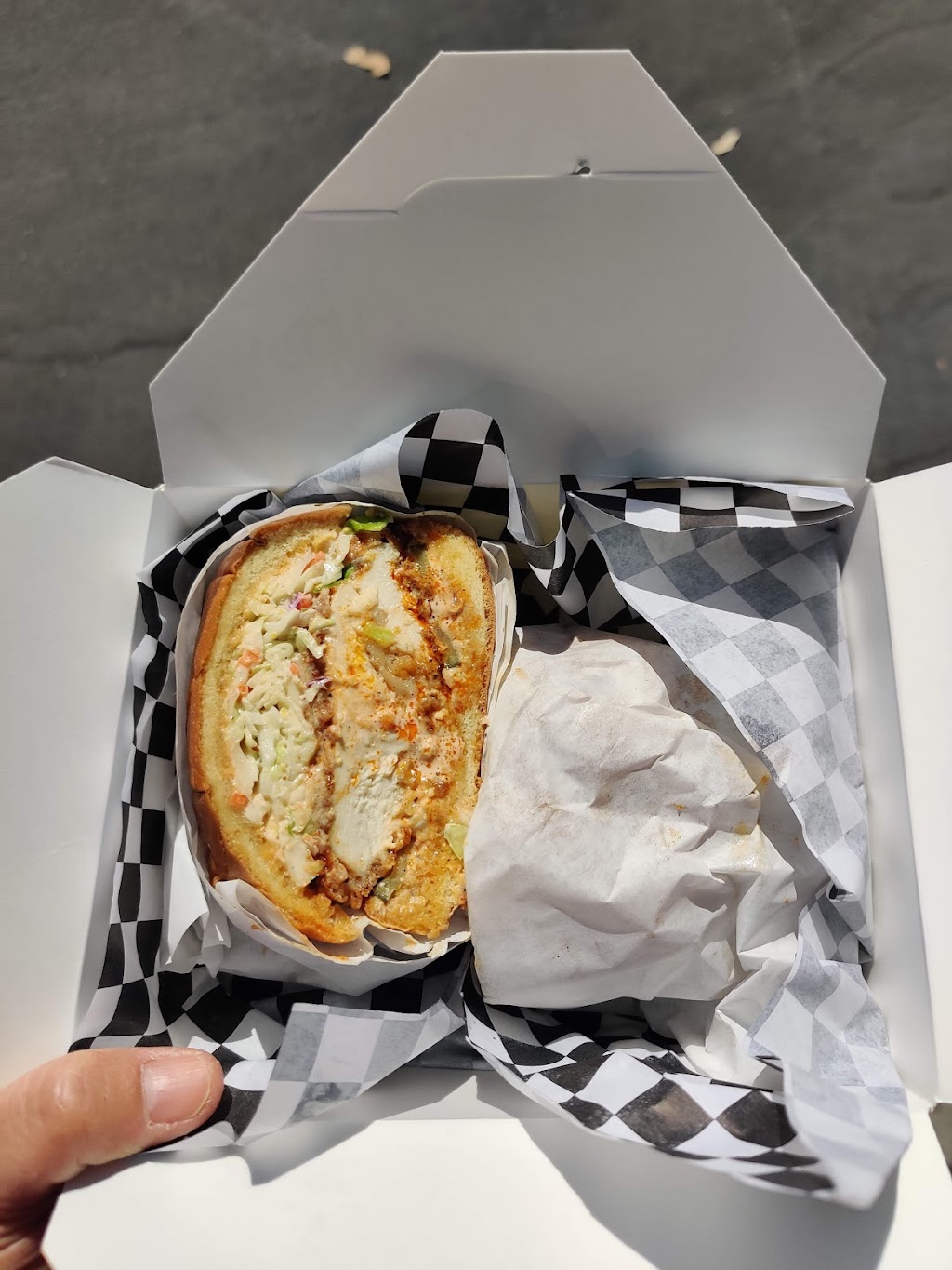 Hankys Hot Chicken | restaurant | 2595 Airport Dr, Torrance, CA 90505, USA | 4242509807 OR +1 424-250-9807