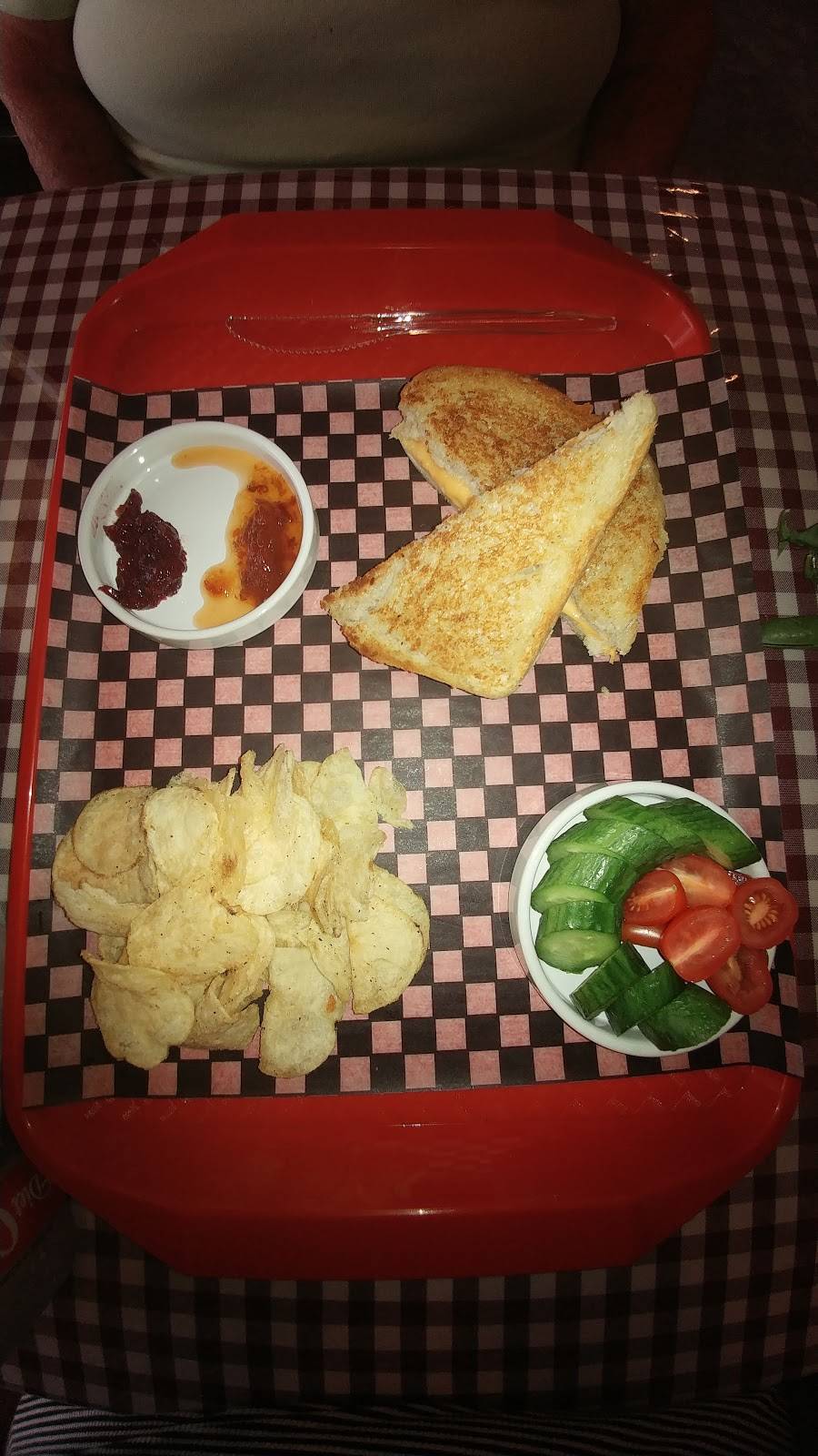 Paulettes Pantry and Eatery | restaurant | 2259 Hwy 11 South, Gravenhurst, ON P1P 1R1, Canada | 7058262709 OR +1 705-826-2709