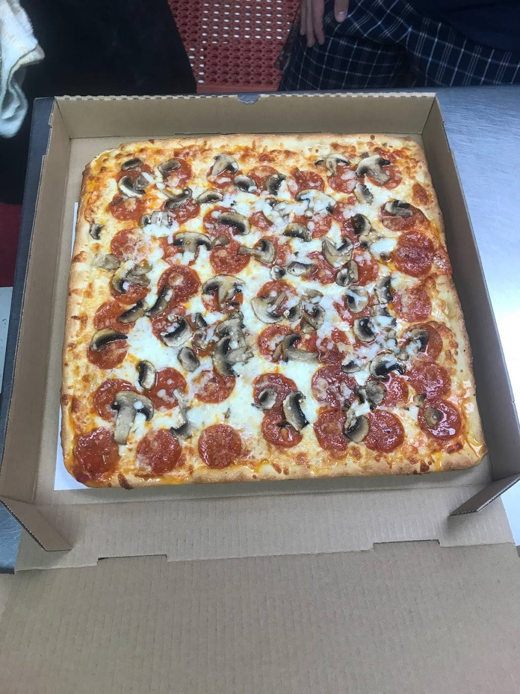 Big Chefs Pizza | restaurant | 10 W Winona Ave, Norwood, PA 19074, USA | 4844946652 OR +1 484-494-6652