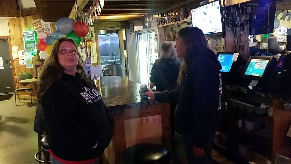 Julies Halsey Tavern | restaurant | 10 W 1st St, Halsey, OR 97348, USA | 5413692400 OR +1 541-369-2400