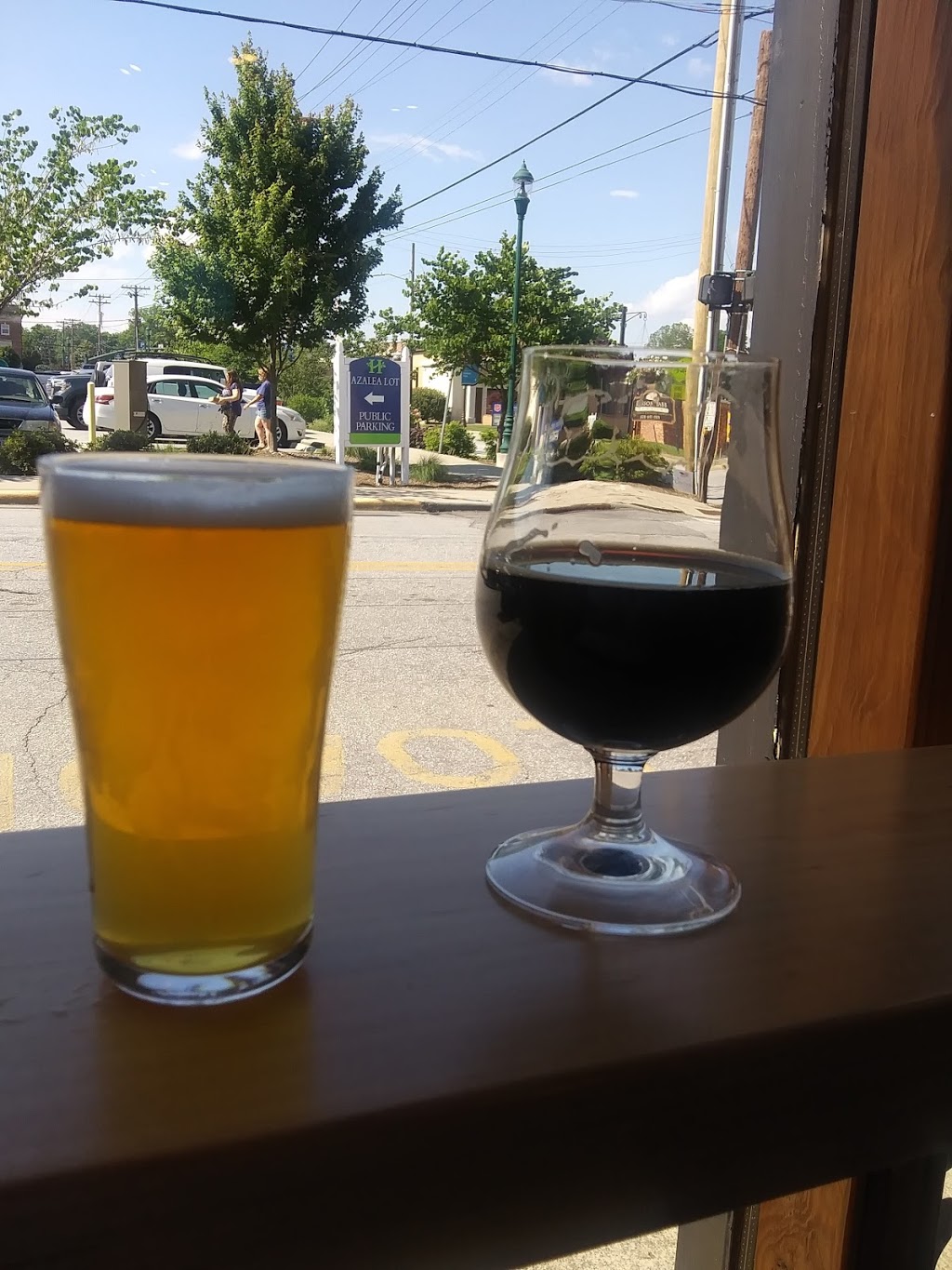 The Blue Door Bottleshop & Beer Hall | restaurant | 146 3rd Ave E, Hendersonville, NC 28792, USA | 8282904191 OR +1 828-290-4191