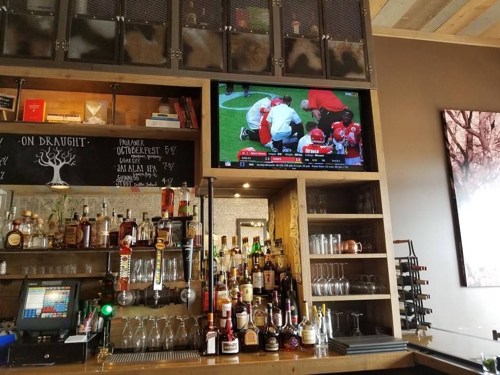 Henleys Village Tavern | restaurant | 184 Orinoco Dr, Brightwaters, NY 11718, USA | 6319680100 OR +1 631-968-0100