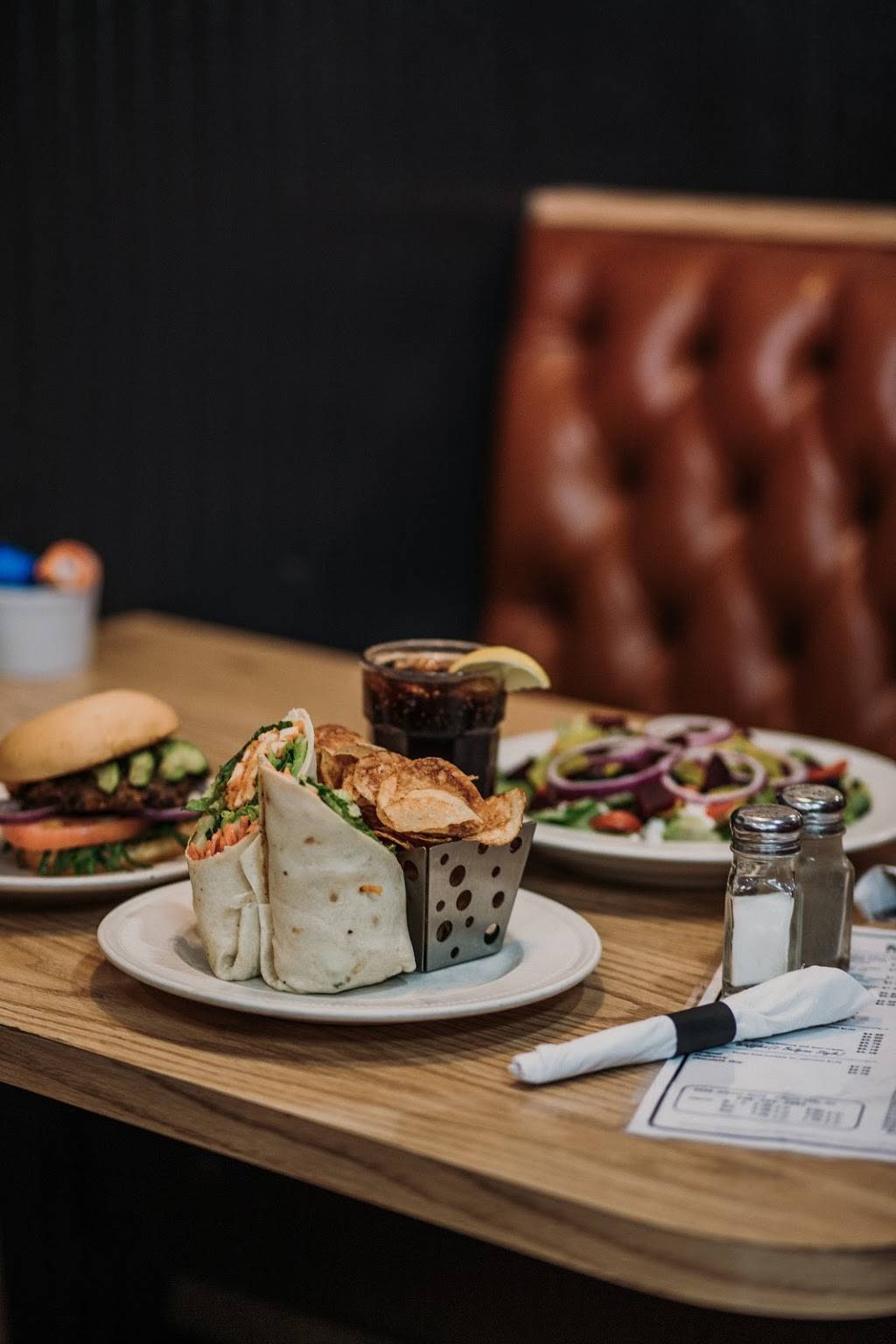 Family Table Cafe | restaurant | 3343 Auburn Rd, Auburn Hills, MI 48326, USA | 2482933351 OR +1 248-293-3351