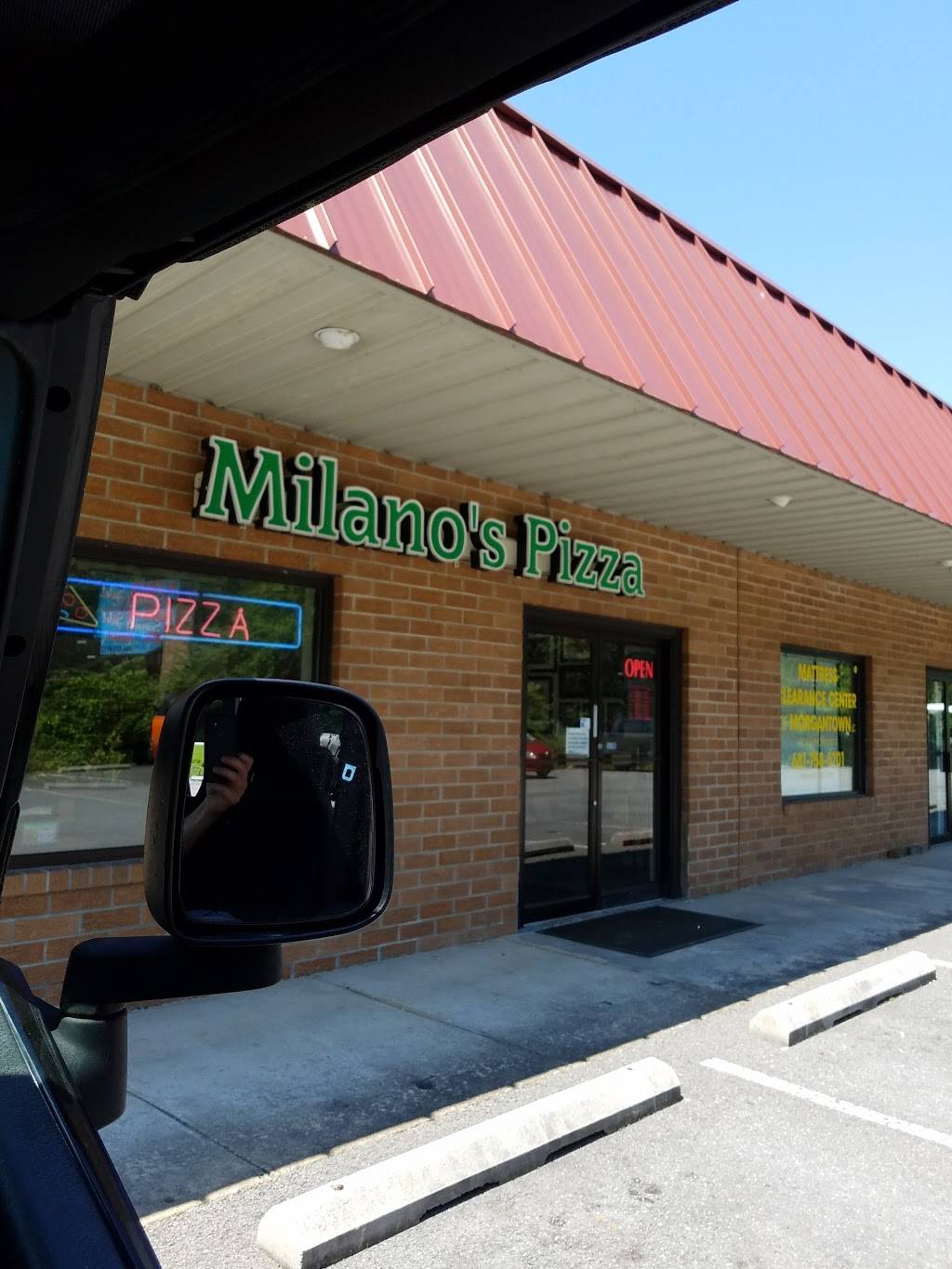 Milanos Pizza | restaurant | 2 Brookstone Plaza, Morgantown, WV 26508, USA | 3042967888 OR +1 304-296-7888