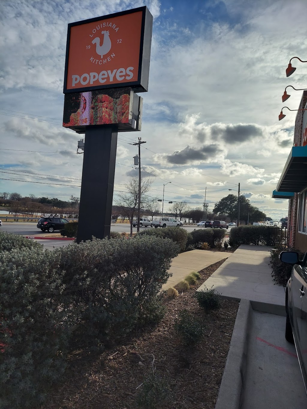 Popeyes Louisiana Kitchen | restaurant | 3635 W Northwest Hwy, Dallas, TX 75220, USA | 4695771175 OR +1 469-577-1175