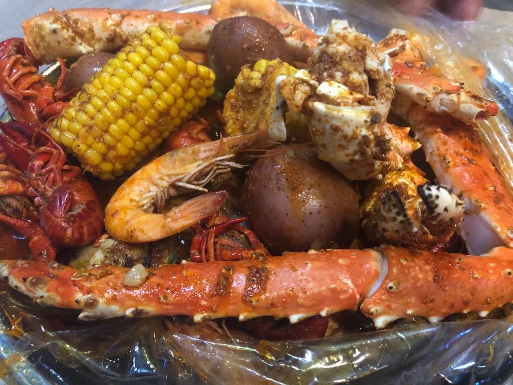 Mr. & Mrs. Crab | restaurant | 2042 Badlands Dr, Brandon, FL 33511, USA | 8136548999 OR +1 813-654-8999