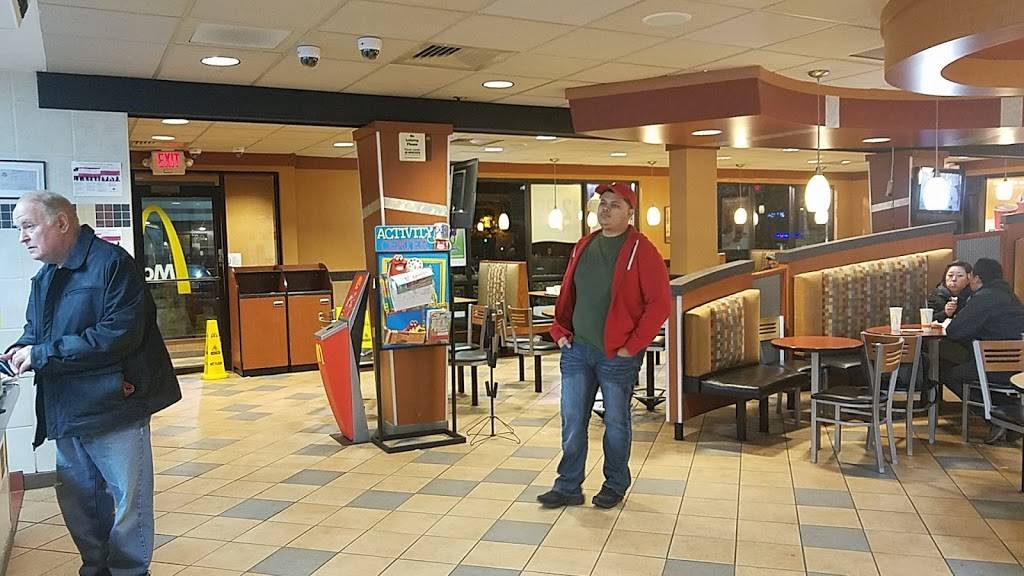 McDonalds | cafe | 1390 Rockville Pike, Rockville, MD 20852, USA | 3018816811 OR +1 301-881-6811