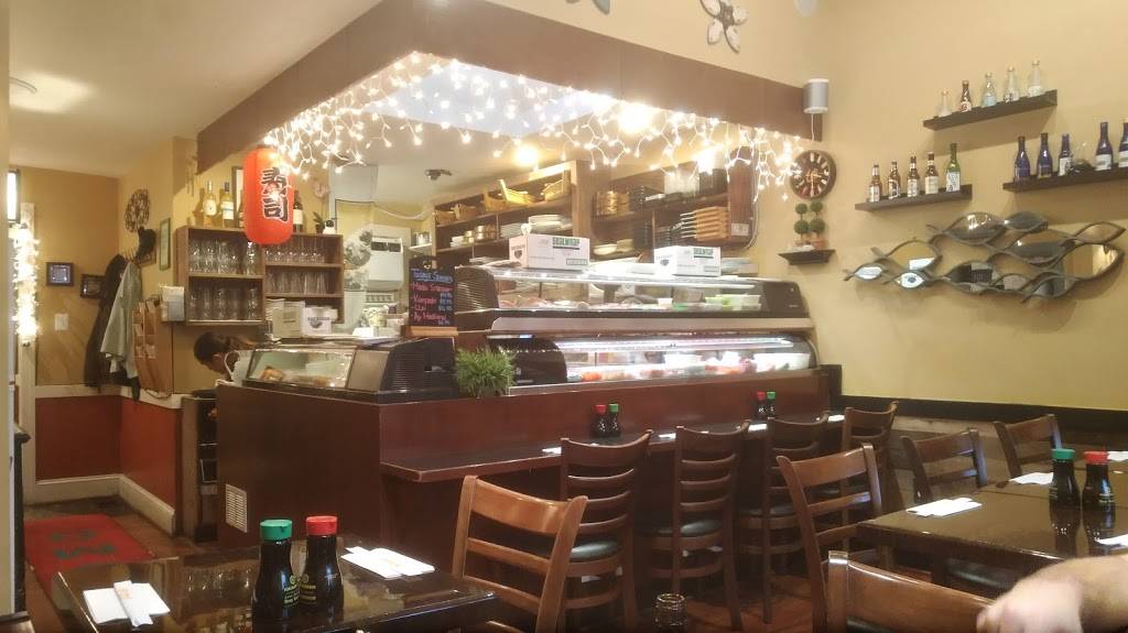 Momo Sushi & Cafe | restaurant | 212 Queen St, Alexandria, VA 22314, USA | 7032999092 OR +1 703-299-9092