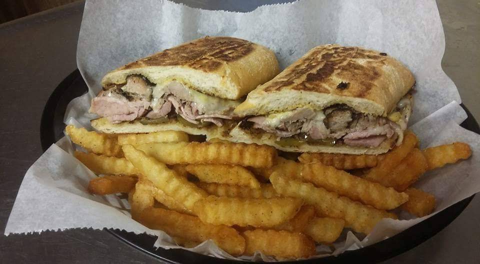 Spikes Pub & Grub Bar | restaurant | 3701 W Main St, Belleville, IL 62226, USA | 6182352734 OR +1 618-235-2734