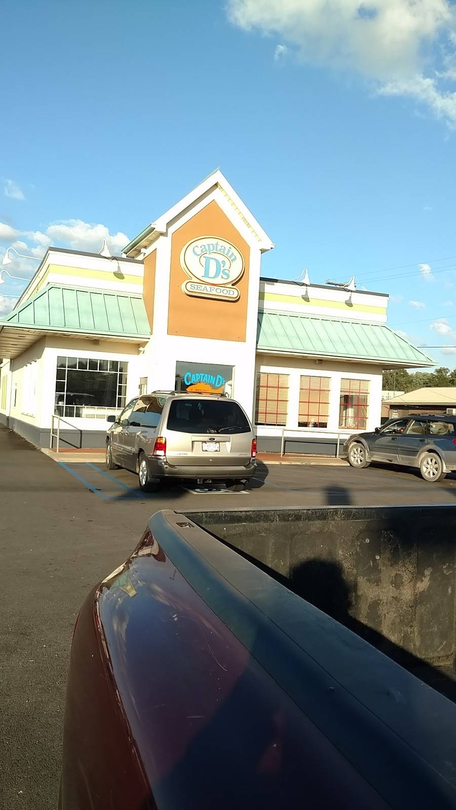 Captain Ds | restaurant | 2820 Maple Ave, Zanesville, OH 43701, USA | 7404521585 OR +1 740-452-1585