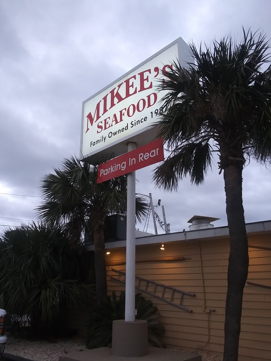 Mikees Seafood | restaurant | 205 E 2nd Ave, Gulf Shores, AL 36542, USA | 2519486452 OR +1 251-948-6452
