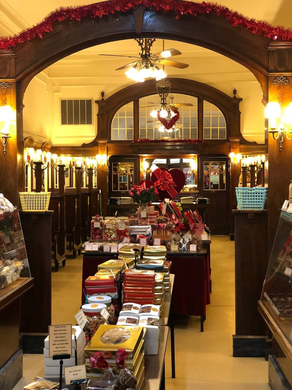 Beerntsens Confectionary Inc | restaurant | 108 N 8th St, Manitowoc, WI 54220, USA | 9206849616 OR +1 920-684-9616