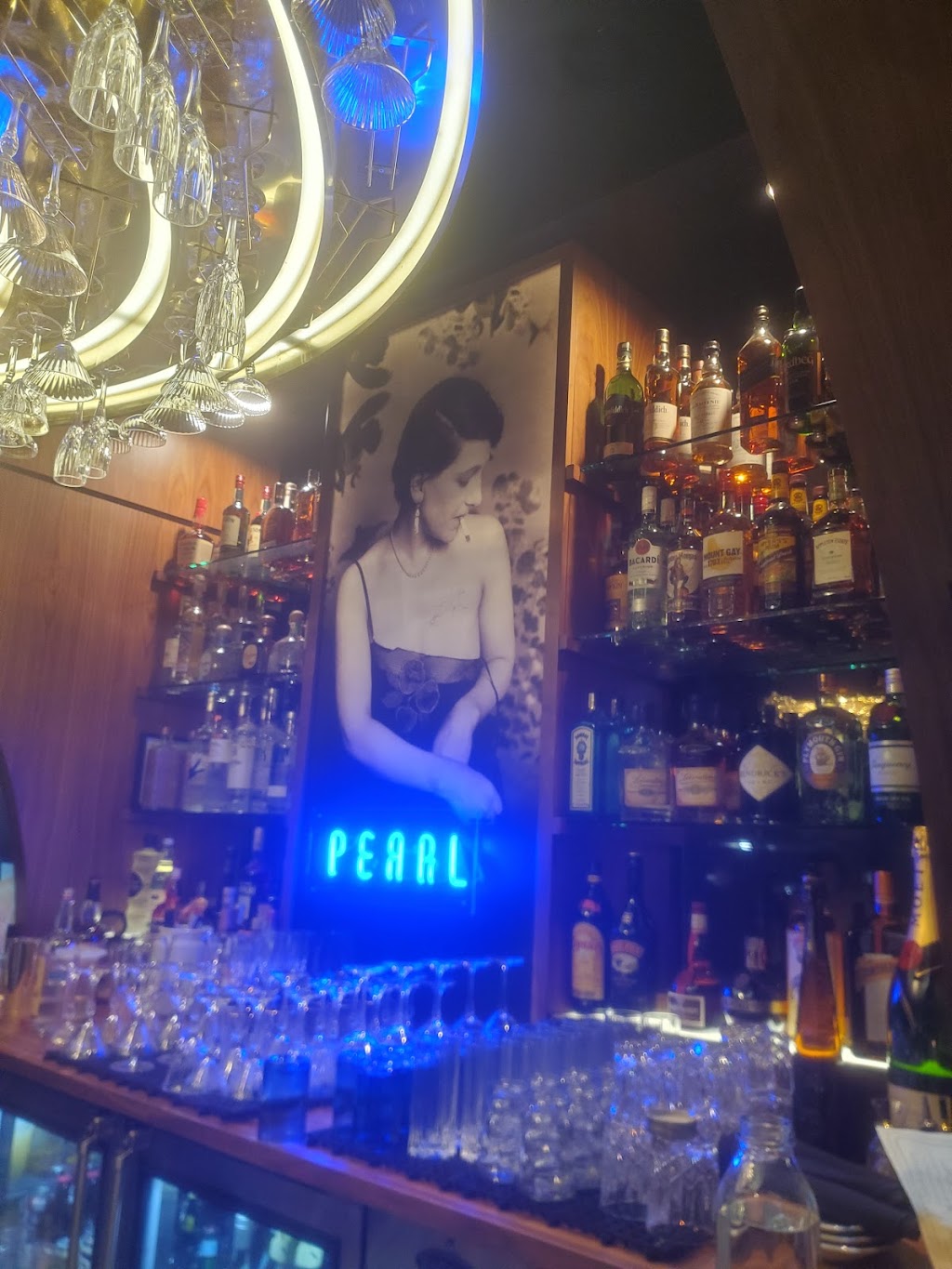 Pearls Deep Dive | restaurant | 100 S Main St, Royal Oak, MI 48067, USA | 2482682875 OR +1 248-268-2875