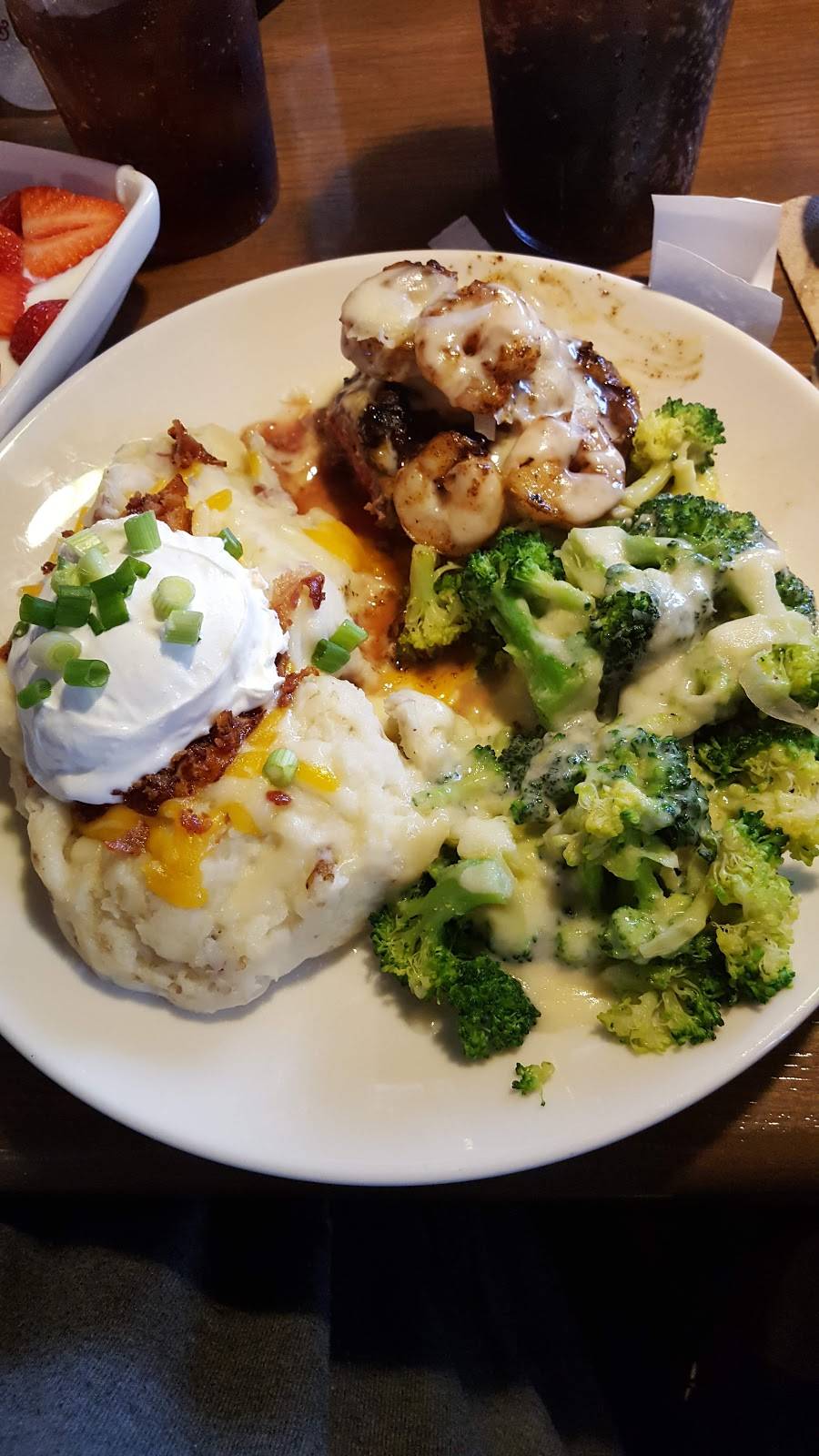 Applebees Grill + Bar | restaurant | 120 N Central St, Benton, IL 62812, USA | 6184353023 OR +1 618-435-3023