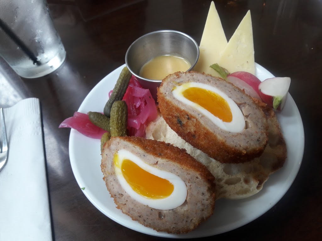 Destination Dogs | restaurant | 1111 Walnut St, Philadelphia, PA 19107, USA | 2677737750 OR +1 267-773-7750