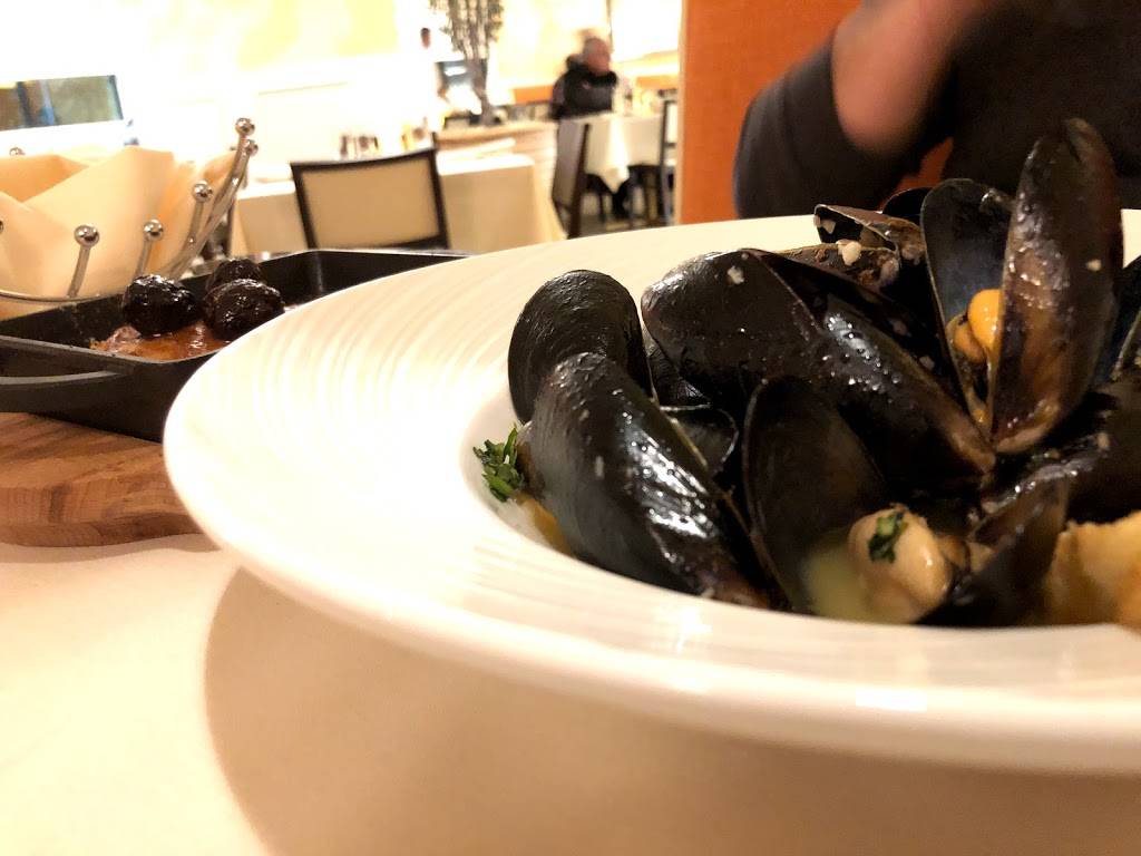 Meze Mediterraneo | restaurant | 680 Mall Dr, Schaumburg, IL 60173, USA | 8475986393 OR +1 847-598-6393