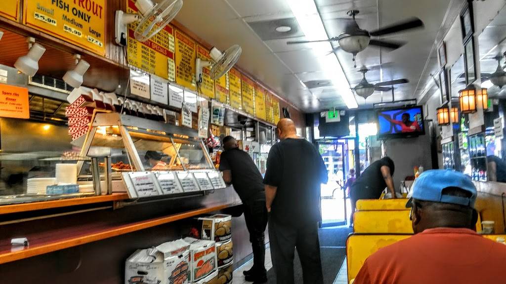 Friendly Fried Chicken | restaurant | 3221 Greenmount Ave, Baltimore, MD 21218, USA | 4102353956 OR +1 410-235-3956