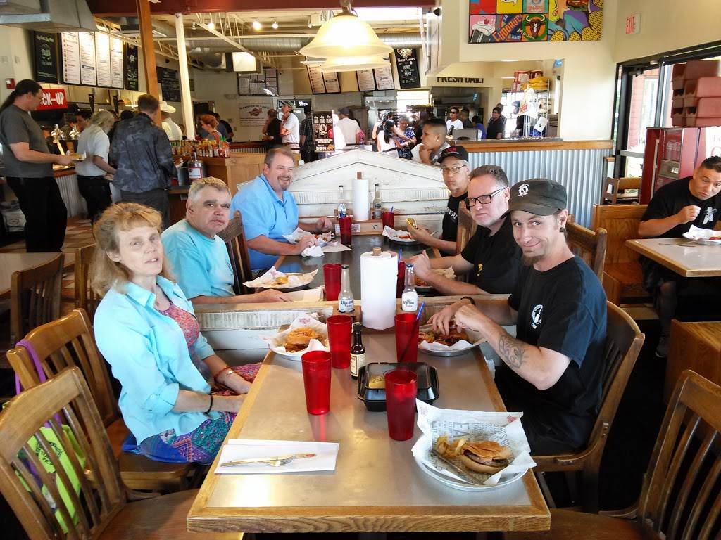 Fuddruckers | restaurant | 2120 Yale Blvd SE, Albuquerque, NM 87106, USA | 5052242841 OR +1 505-224-2841