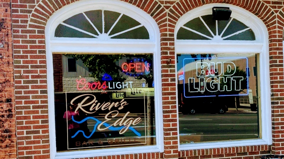 Rivers Edge Bar & Grille | restaurant | 120 Clinton St, Defiance, OH 43512, USA | 4197825121 OR +1 419-782-5121