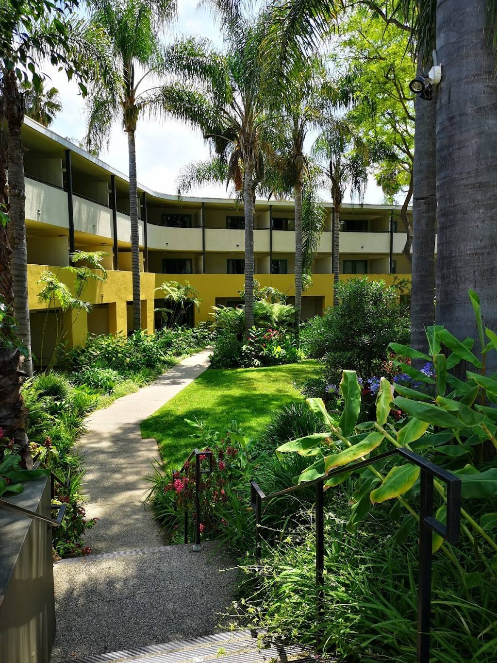 Lemon Tree Inn | restaurant | 2819 State St, Santa Barbara, CA 93105, USA | 8056876444 OR +1 805-687-6444