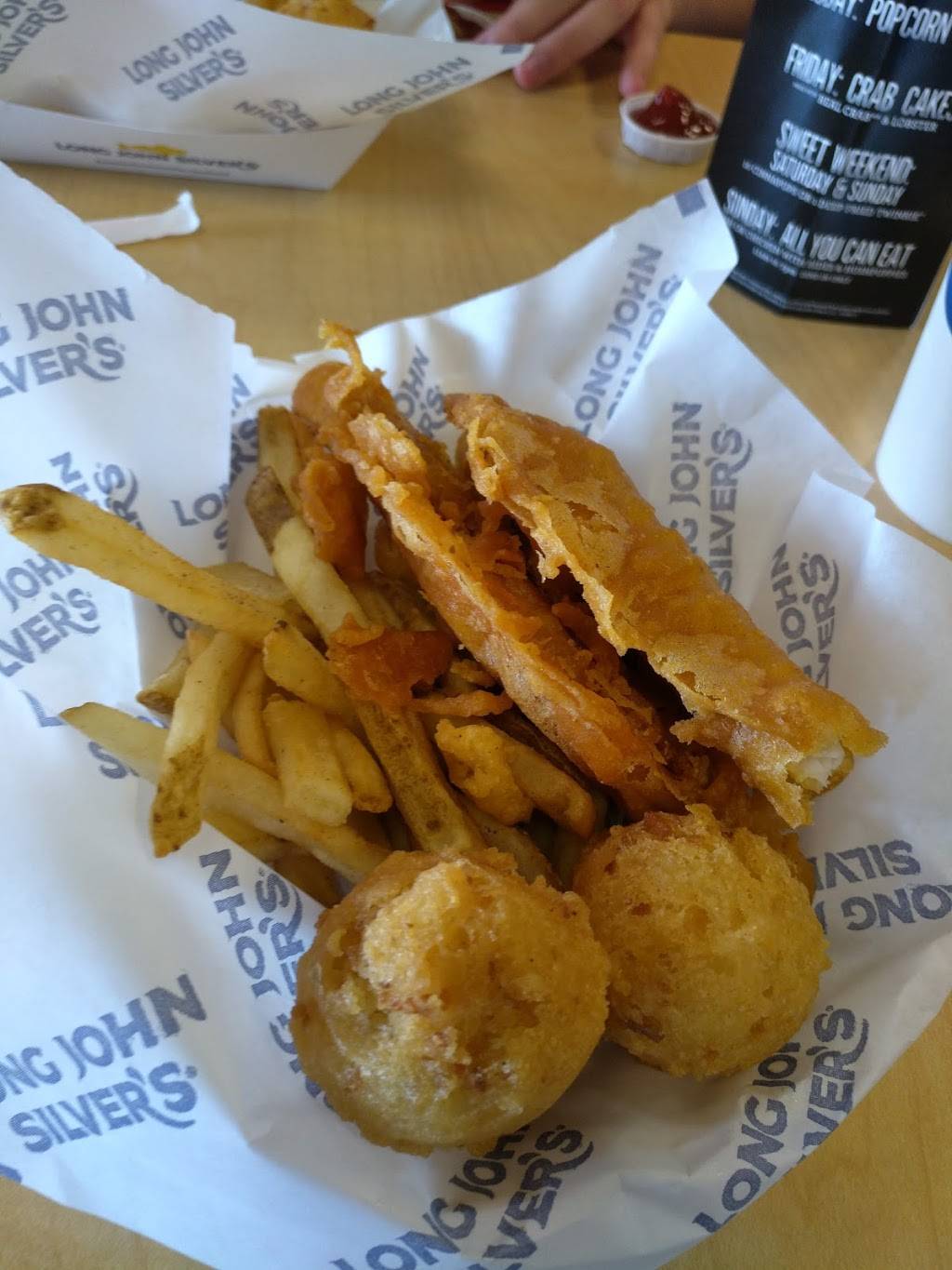 Long John Silvers | restaurant | 1403 Manheim Pike, Lancaster, PA 17601, USA | 7173937322 OR +1 717-393-7322