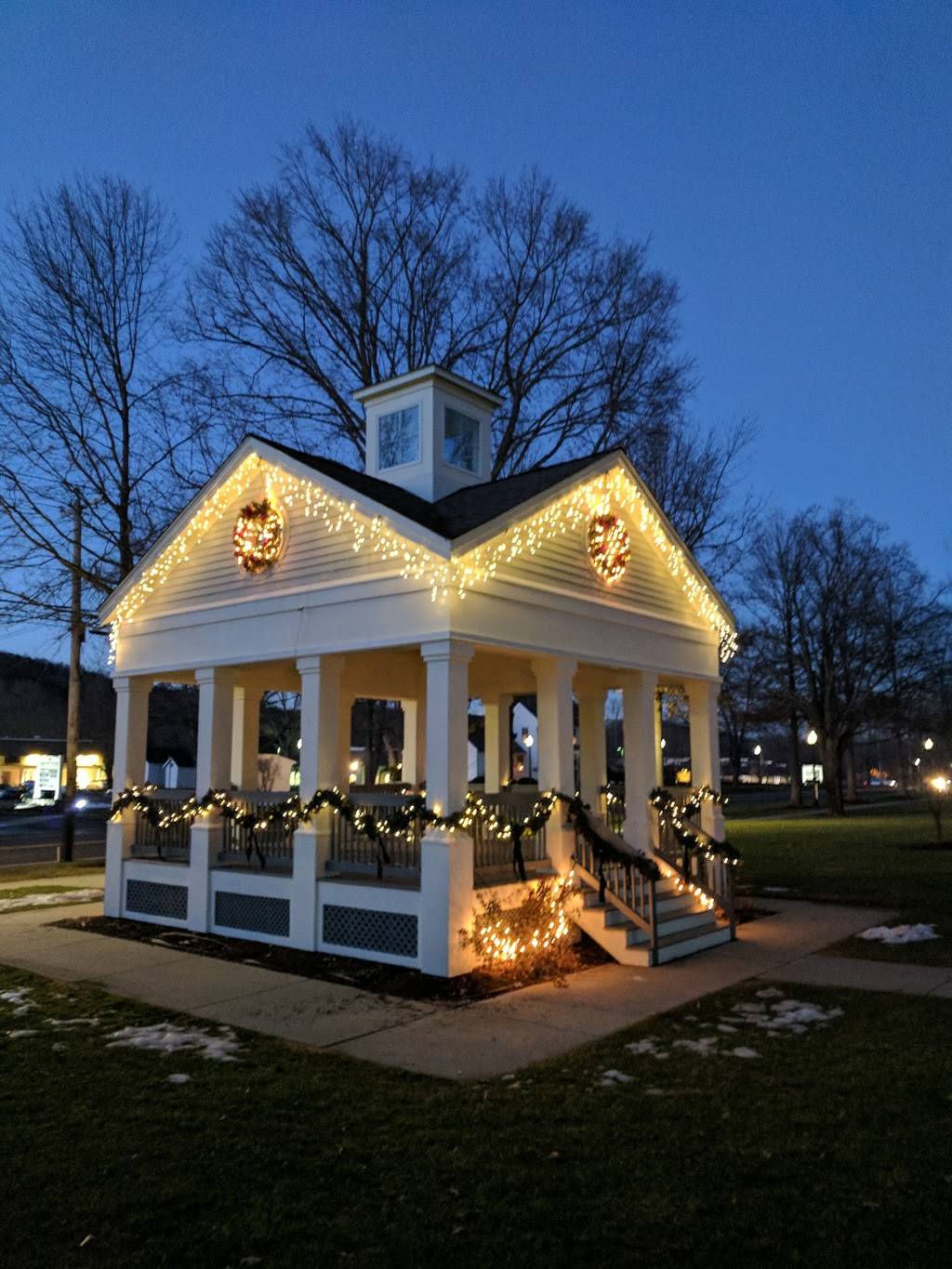 Southbury Green | shopping mall | 775 Main St S, Southbury, CT 06488, USA | 2036355560 OR +1 203-635-5560