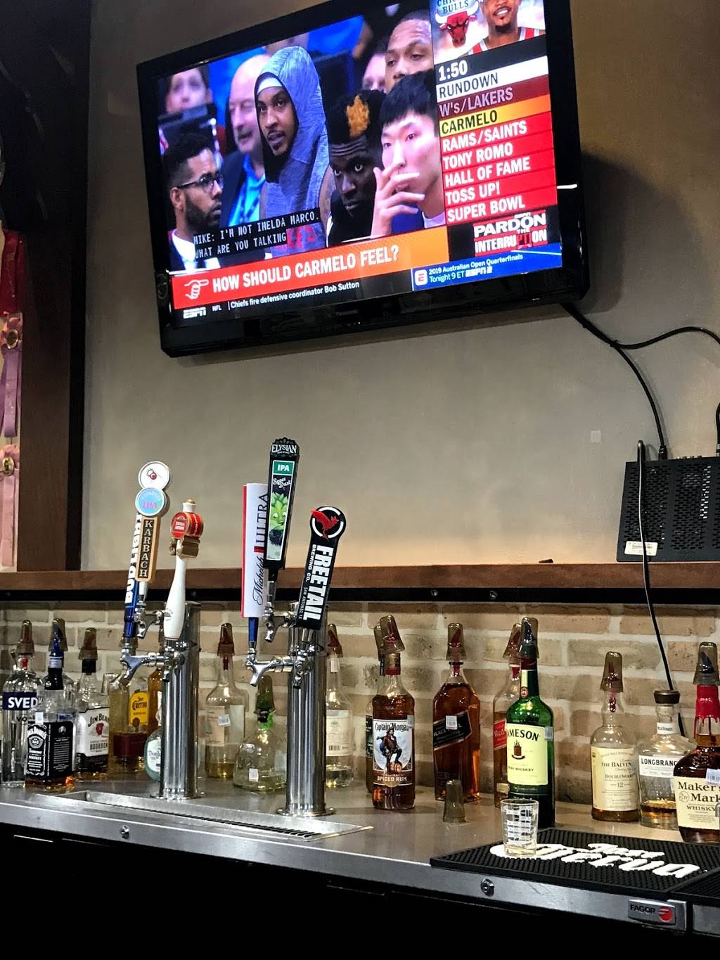 Alamo Alehouse & Burgers | restaurant | 9710 Airport Blvd, San Antonio, TX 78216, USA | 2105981419 OR +1 210-598-1419