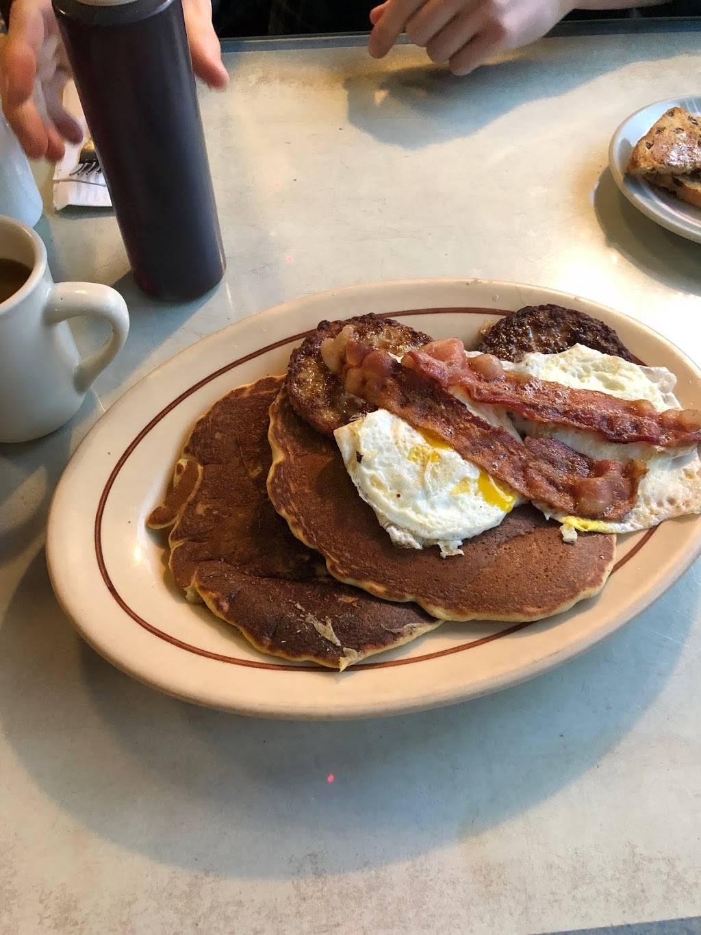 Tumble Inn Diner | restaurant | 1 Main St, Claremont, NH 03743, USA | 6035046561 OR +1 603-504-6561