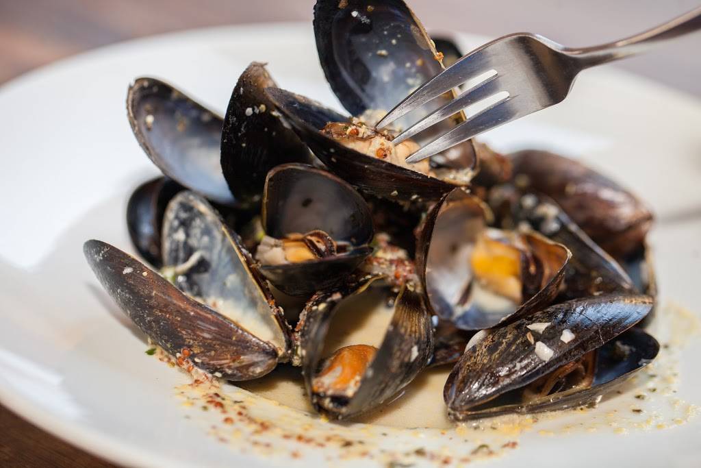 French Hound Brasserie | restaurant | 19286 Promenade Dr, Leesburg, VA 20176, USA | 5713331881 OR +1 571-333-1881