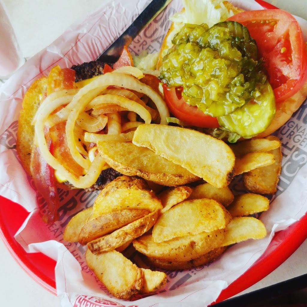 Fuddruckers | restaurant | 10680 NW 19th St, Miami, FL 33172, USA | 3055914050 OR +1 305-591-4050