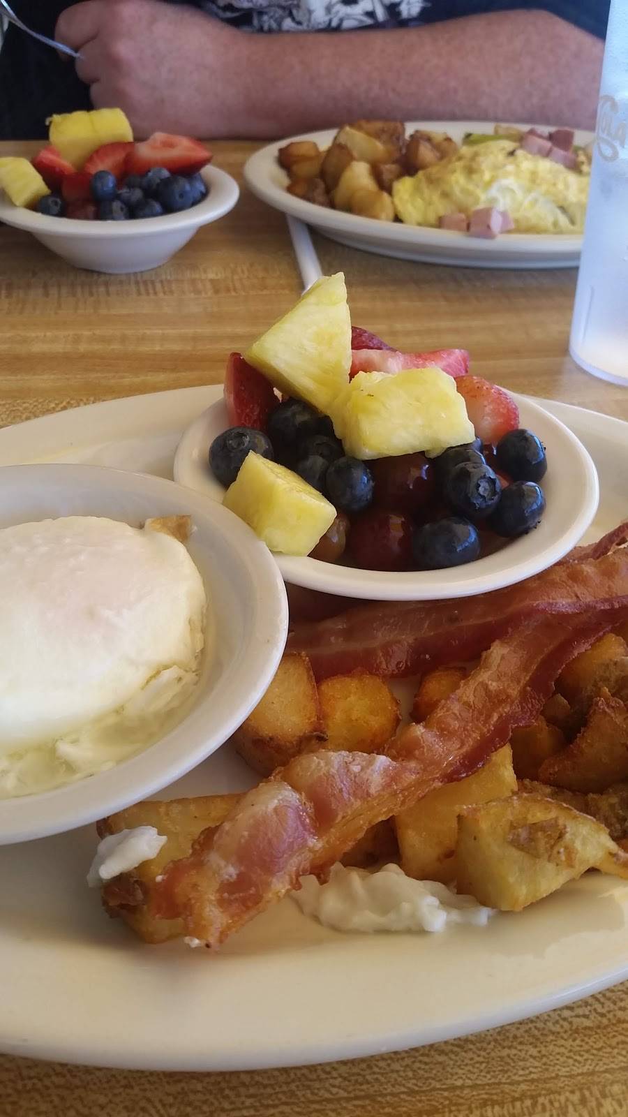 Warrens Waterfront Restaurant | restaurant | 96 Main St, Bucksport, ME 04416, USA | 2074691600 OR +1 207-469-1600