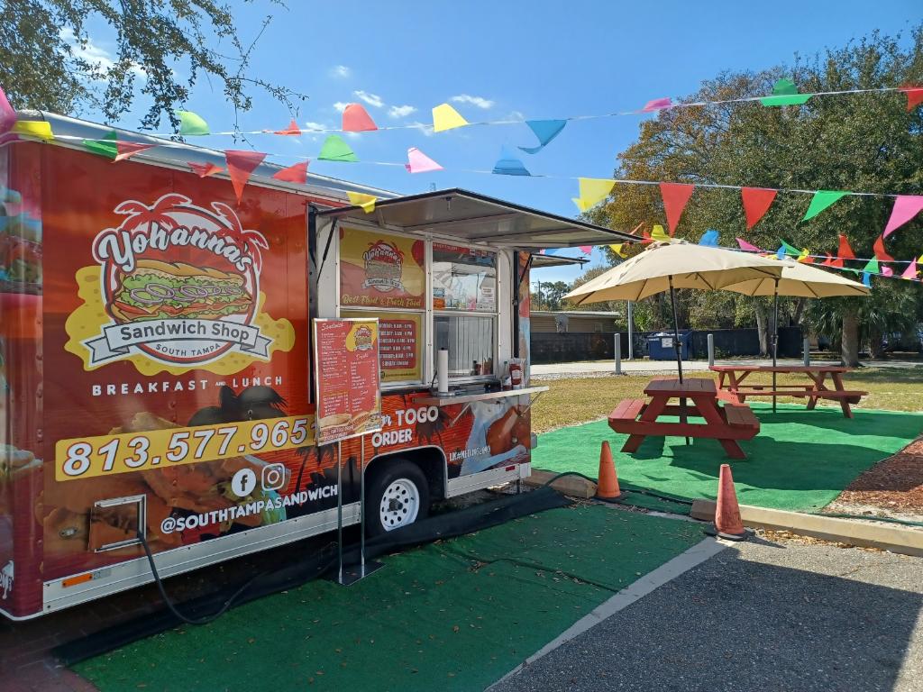 Yohannas Sandwich Shop | restaurant | 4702 W Gandy Blvd, Tampa, FL 33611, USA | 8135779651 OR +1 813-577-9651