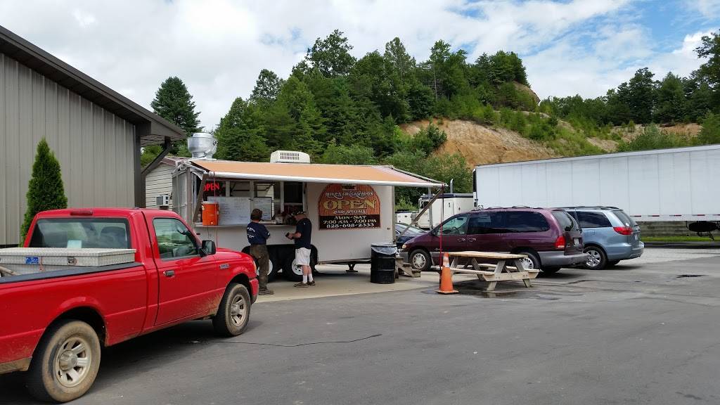 Mikes Chuckwagon | meal takeaway | 94 Green River Rd, Zirconia, NC 28790, USA | 8286982333 OR +1 828-698-2333