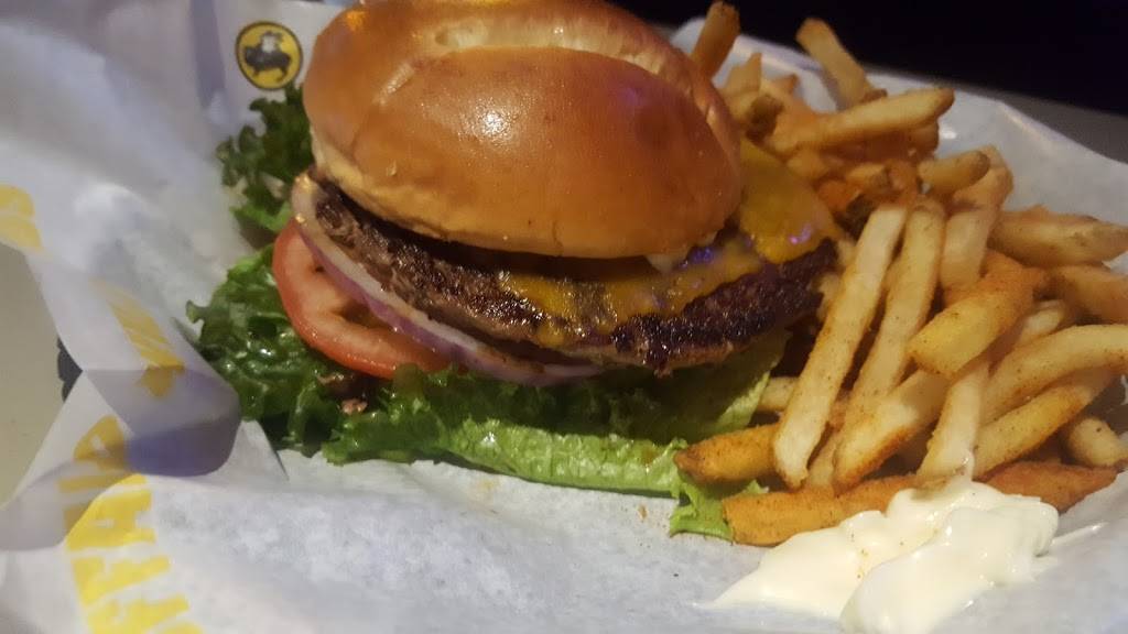 Buffalo Wild Wings | restaurant | 2950 S 108th St, West Allis, WI 53227, USA | 4144311100 OR +1 414-431-1100