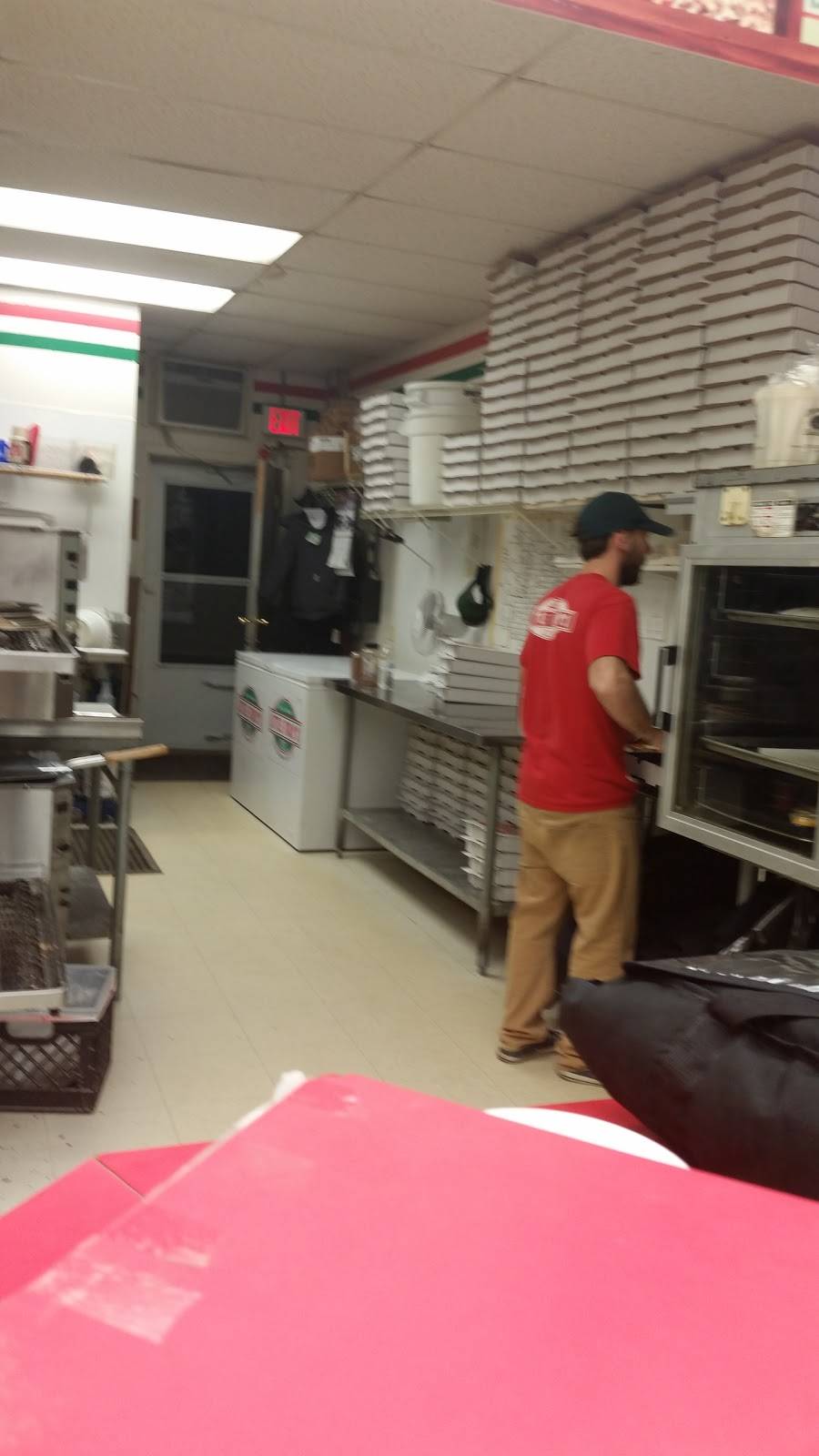 Little Italys Pizzeria | restaurant | 305 W Main St, Staunton, IL 62088, USA | 6186358181 OR +1 618-635-8181