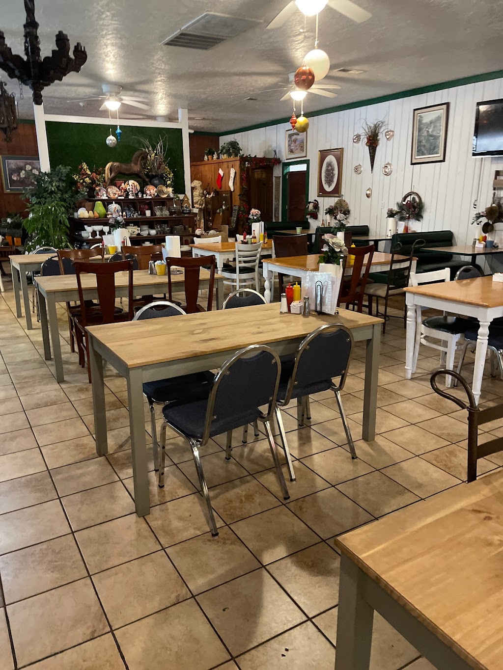 Lyons Den | restaurant | 30432 Broad St, Bruceton, TN 38318, USA | 7312520112 OR +1 731-252-0112